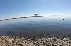 城會玩！加拿大男子成功用無人機(jī)釣到魚