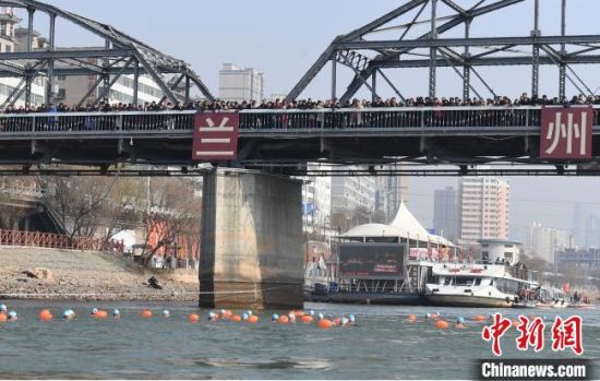 圖為活動現(xiàn)場冬泳愛好者表演“漂游”。　楊艷敏 攝