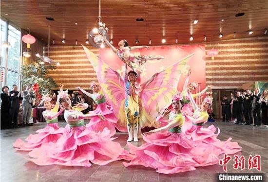 圖為雜技演員通過精湛的技藝贏得了滿堂喝彩?！「拭C省文化和旅游廳網(wǎng)站 攝