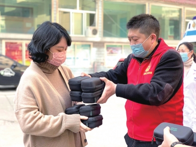 蘭州：團(tuán)市委攜愛心企業(yè)為醫(yī)務(wù)工作者捐贈(zèng)物資