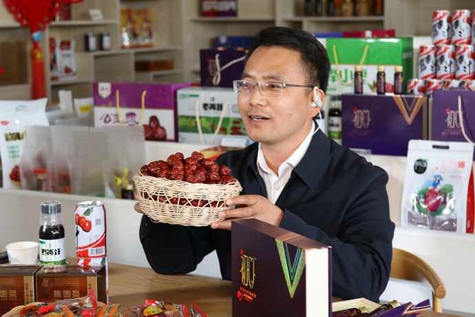 “縣長直播天團”唱響“甘貨春之聲”，售出近30種甘貨1萬余件 開進直播間的網(wǎng)絡扶貧博覽會，受百萬網(wǎng)友點贊 