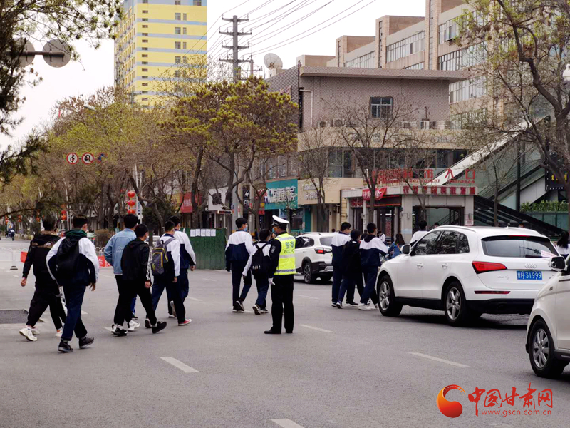 保駕護(hù)航！涼州公安交警“護(hù)學(xué)崗” 撐起“平安傘”