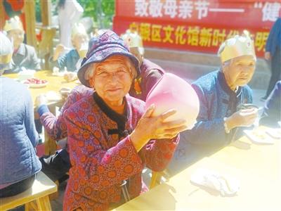 母親節(jié)，白銀“花村”擺了一場“敬老宴”