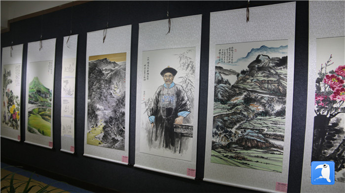 7月1日上午，定西市通渭縣紀(jì)委監(jiān)委舉辦“襄郡清風(fēng)·喜迎建黨99周年”廉政文化書畫展， 共同為黨的生日獻(xiàn)禮。_副本.jpg