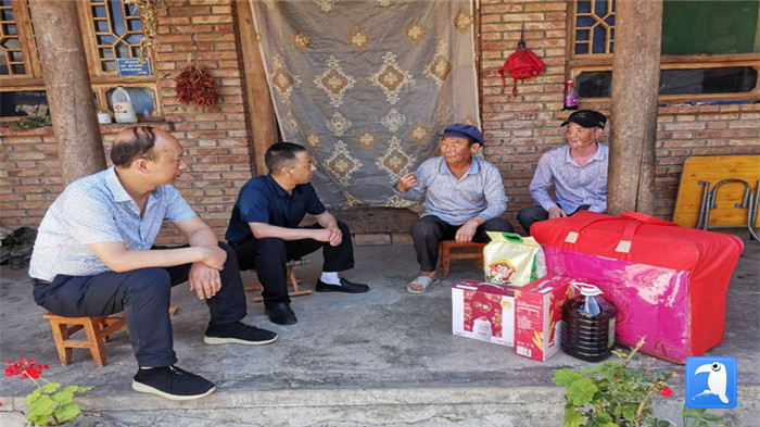 在建黨99周年來臨之際，隴南市禮縣紀(jì)委監(jiān)委在中壩鎮(zhèn)、三峪鄉(xiāng)開展“七一”慰問老黨員、困難黨員活動(dòng)，為他們送去組織的關(guān)懷和節(jié)日的問候。_副本.jpg