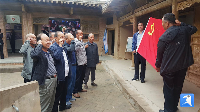 7月1日，臨夏州紀(jì)委監(jiān)委機(jī)關(guān)黨總支組織退休黨支部部分黨員前往東鄉(xiāng)縣布楞溝村史館，開展主題黨日活動(dòng)。_副本.jpg
