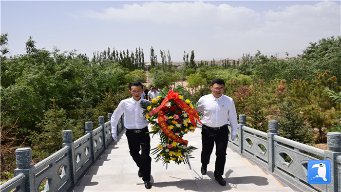 七一”前夕，白銀市紀(jì)委監(jiān)委機(jī)關(guān)黨委組織黨員來到紅軍西路軍景泰烈士陵園開展主題黨日活動(dòng)。 朱鵬拍攝_副本.jpg