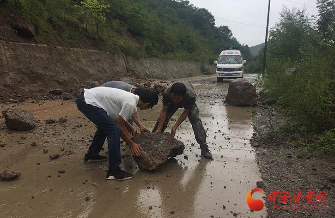 康縣長(zhǎng)壩鎮(zhèn)：鏟車、120合力“逆行”救援群眾  