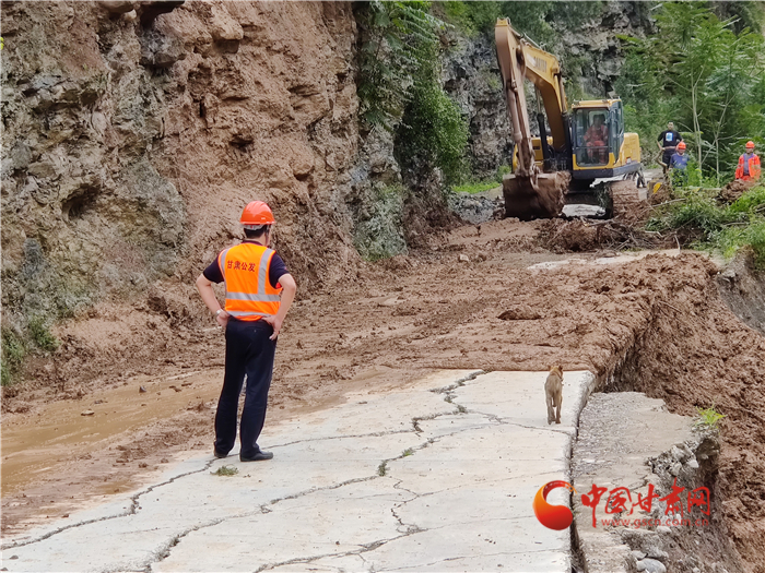 甘肅交通系統(tǒng)應(yīng)急搶險隊全力搶修隴南災(zāi)毀公路