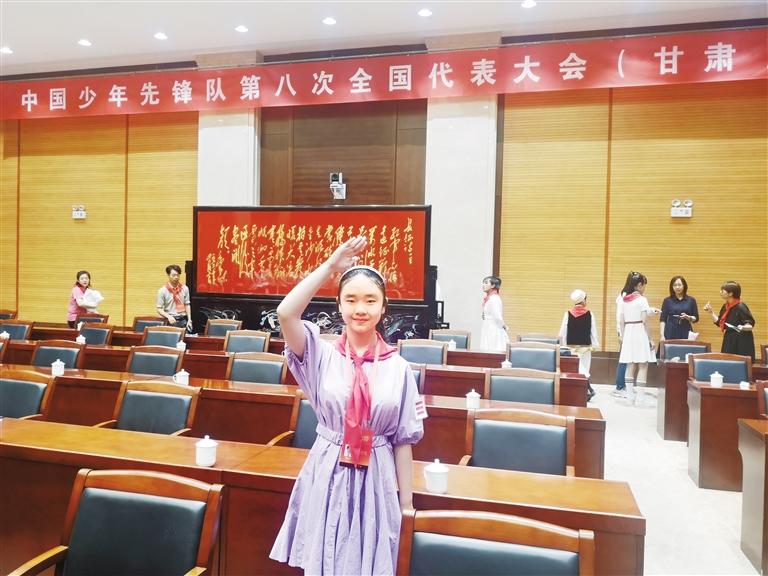 代表蘭州少先隊員參加全國少代會——這個小姑娘，攢勁！
