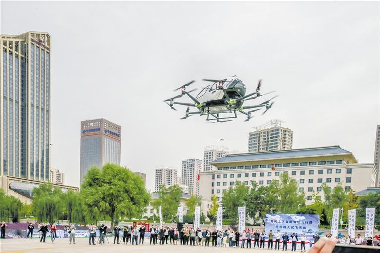 超酷、超刺激！智能駕駛飛行器在蘭載人試飛