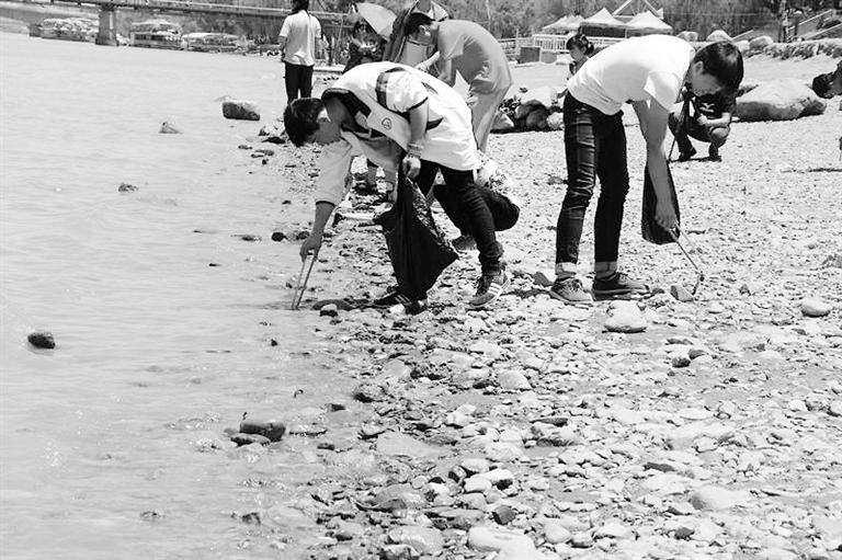 保護(hù)母親河，我們一直在路上……