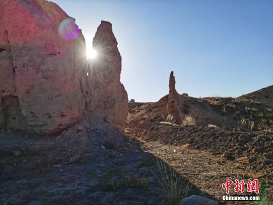 山丹境內(nèi)的長(zhǎng)城是由壕塹和山險(xiǎn)為主的漢長(zhǎng)城和黃土墻體為主的明長(zhǎng)城兩部分組成。 翟繼宗 攝