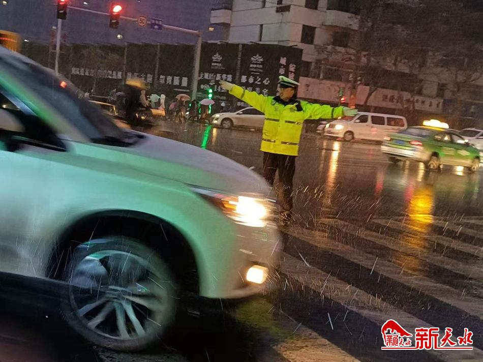 風雪襲來，天水最美“警色”在路上！