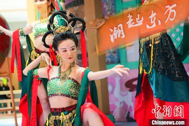 圖為今年9月5日，在重慶亮相的敦煌博物館“潮起東方”主題活動現(xiàn)場。敦煌博物館供圖