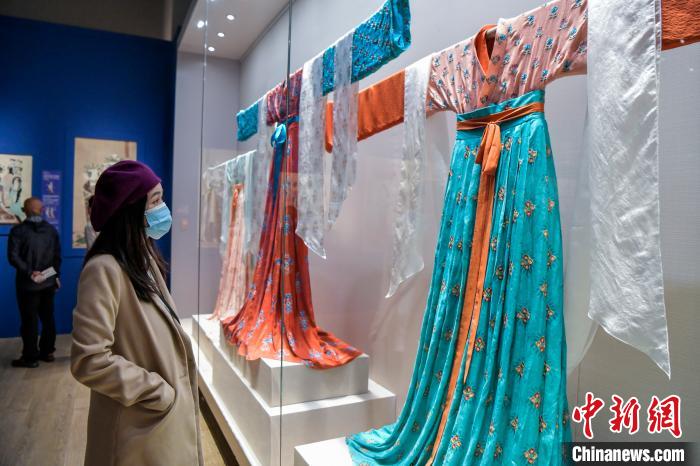 觀眾在參觀唐代服飾?！●樤骑w 攝