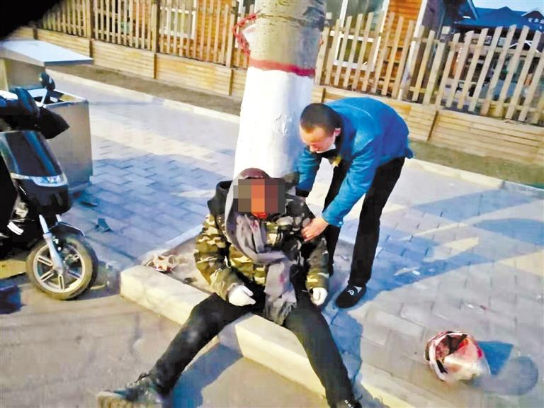 蘭州：騎摩托車(chē)男子清晨撞傷 熱心“的哥”全力救助！