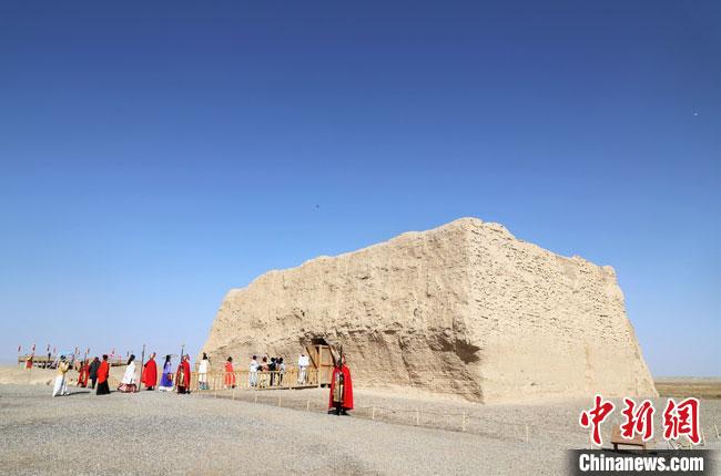 數(shù)十位身著古裝的女性通過(guò)體驗(yàn)賞漢舞、習(xí)漢禮、吟誦詩(shī)詞等中華傳統(tǒng)文化，再現(xiàn)古絲綢之路的繁華盛景?！⊥踺?攝