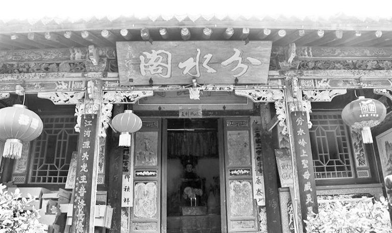 秦嶺鎮(zhèn)分水閣，一屋檐水分江河 這里可看水系奇觀，可賞連翹花海