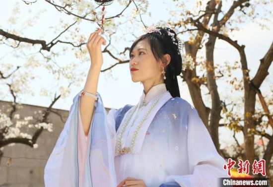 圖為蘭州青年身穿漢服在百年梨園賞景。　高展 攝