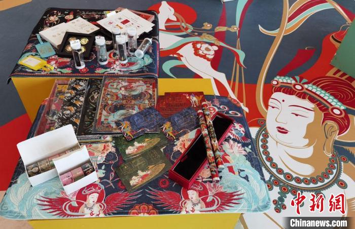 60余類(lèi)敦煌主題的文創(chuàng)產(chǎn)品讓人愛(ài)不釋手?！《∷?攝