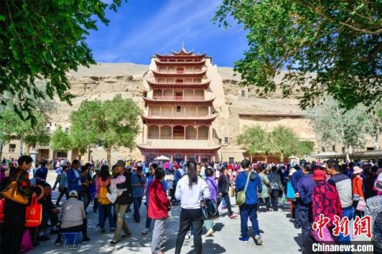 中國農(nóng)歷四月初八，敦煌民眾傳承歷史習(xí)俗，前往莫高窟燒香禮佛、祈福。(資料圖) 王斌銀 攝