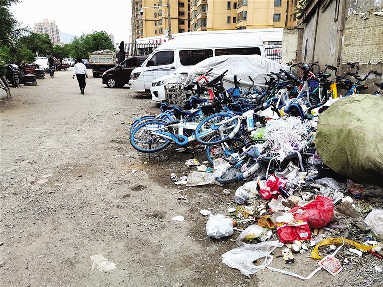 百米土路臟亂差，誰來管？經(jīng)記者協(xié)調(diào)，社區(qū)組織志愿者進行了清理