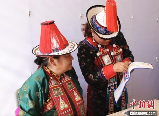 圖為用活態(tài)傳習(xí)的模式促進(jìn)裕固族非物質(zhì)文化遺產(chǎn)的保護(hù)傳承?！∈缝o靜 攝