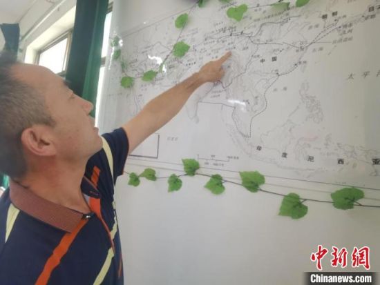 圖為甘肅省社會(huì)科學(xué)院絲綢之路研究所所長侯宗輝指出《絲綢之路古文明》課題組考察線路。　閆姣 攝