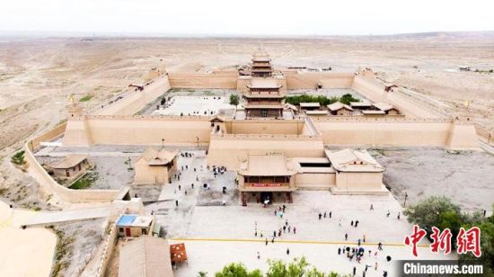 圖為7月中旬，世界文化遺產(chǎn)——嘉峪關，它是中國明代萬里長城的西端起點?！「哒埂z