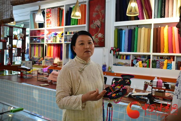 【蘭大新聞學(xué)子重走西北角】香包傳承人劉蘭芳：飛針走線，傳承匠心 