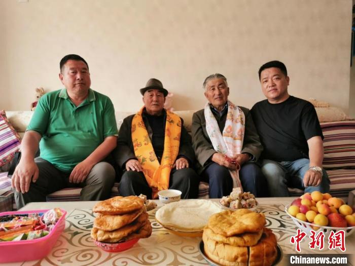 圖為張輝剛(右一)拜訪甘肅肅南縣裕固族德高望重的老人。(資料圖) 張輝剛供圖