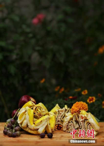 圖為做好的月餅，狀似玫瑰，切開后層層疊疊，色彩斑斕。張文 攝