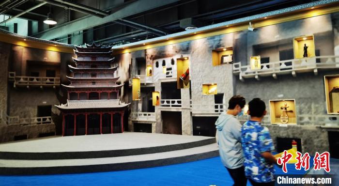 該展覽還借助科技手段，復(fù)原“藏經(jīng)洞”場(chǎng)景，將莫高窟“搬進(jìn)”展廳?！《∷?攝