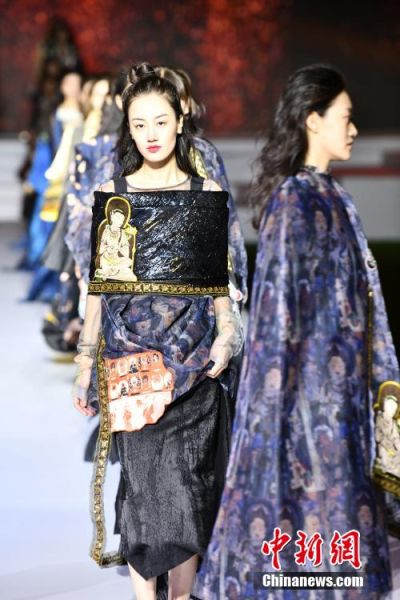 圖為敦煌服裝秀展示。 殷春永 攝