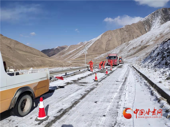 風雪天路有溫暖 嘉峪關(guān)公路事業(yè)發(fā)展中心緊急救援高寒山區(qū)被困車輛