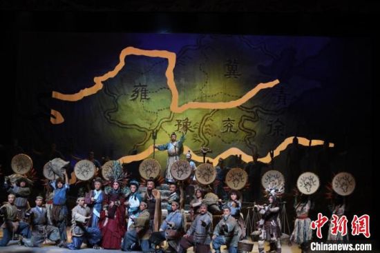 作為隴劇“梅花”，雷通霞在《大禹治水》中甘當“綠葉”，該劇推出后，反響十分熱烈。(資料圖) 楊艷敏 攝