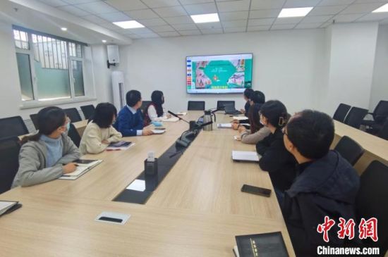 圖為甘肅教育出版社《寫給青少年的敦煌故事》叢書項目組，探討圖書封面設計?！￠Z姣 攝