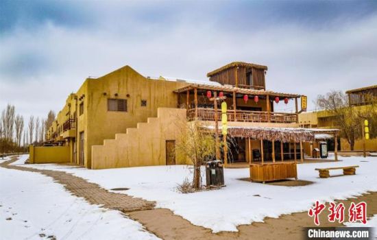 雪落敦煌月牙泉小鎮(zhèn)。　王斌銀 攝