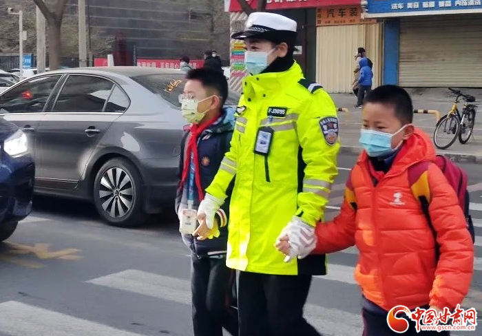 “課”不容緩——蘭州公安全力以“復(fù)” 站好復(fù)學復(fù)課“護學崗”