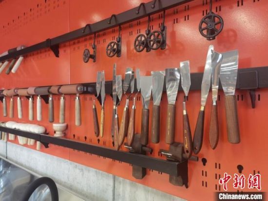 圖為徐晉林制作雕版敦煌壁畫所用工具?！￠Z姣 攝