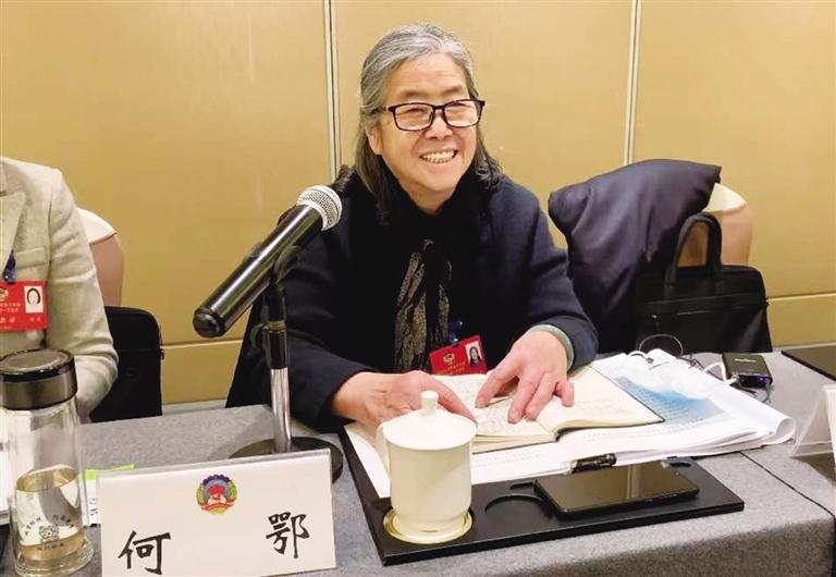 【委員風(fēng)采】“明星委員”何鄂的三個(gè)“幸?！?>
        </a><em>【委員風(fēng)采】“明星委員”何鄂的三個(gè)“幸?！?/em></li>
    <li><a  target=