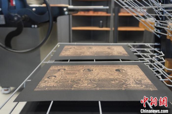 圖為徐晉林工作室制作的雕版敦煌壁畫印刷成品展示。　九美旦增 　攝