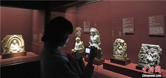 2018年8月，《平山郁夫的絲路世界——平山郁夫絲綢之路美術(shù)館文物展》在甘肅敦煌莫高窟開展。中新社記者 楊艷敏 攝