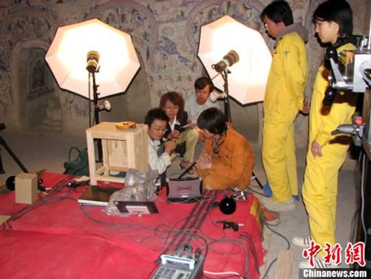 敦煌研究院與日本東京文化財(cái)研究所合作進(jìn)行第285窟多光譜無損調(diào)查工作現(xiàn)場。中新社發(fā) 婁婕 供圖