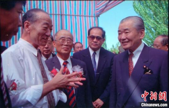 1994年8月，時任日本首相竹下登(右一)與時任敦煌研究院院長段文杰在莫高窟親切交談。中新社發(fā) 婁婕 供圖