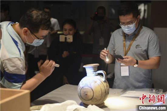 2020年6月，在長沙博物館舉行“從地中海到中國：絲路寶藏——平山郁夫絲綢之路美術(shù)館藏文物展”前，專家開箱鑒定文物。中新社記者 楊華峰 攝