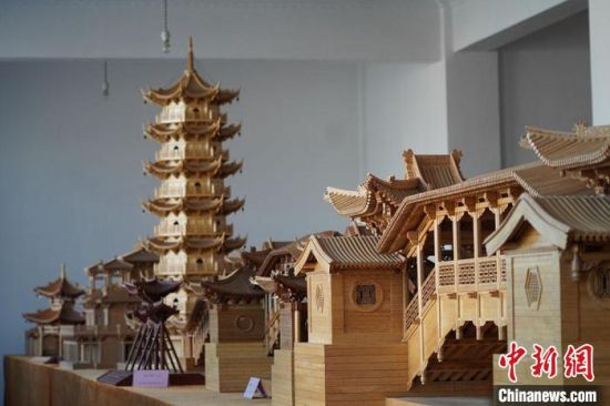 圖為古建筑模型制作技藝傳習(xí)所展廳內(nèi)的微縮古建筑作品?！【琶赖┰?　攝