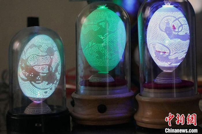 圖為以敦煌飛天為元素的蛋雕作品?！【琶赖ぴ?攝