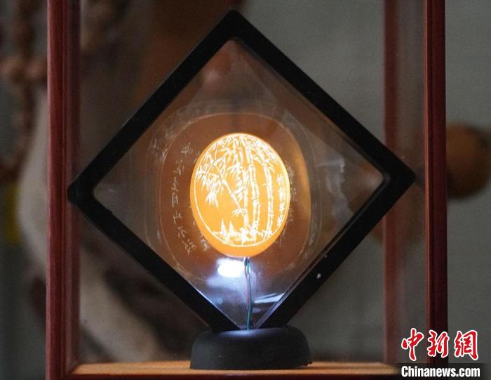 圖為吳義澤新包裝給蛋雕呈現(xiàn)立體感。　九美丹增 攝